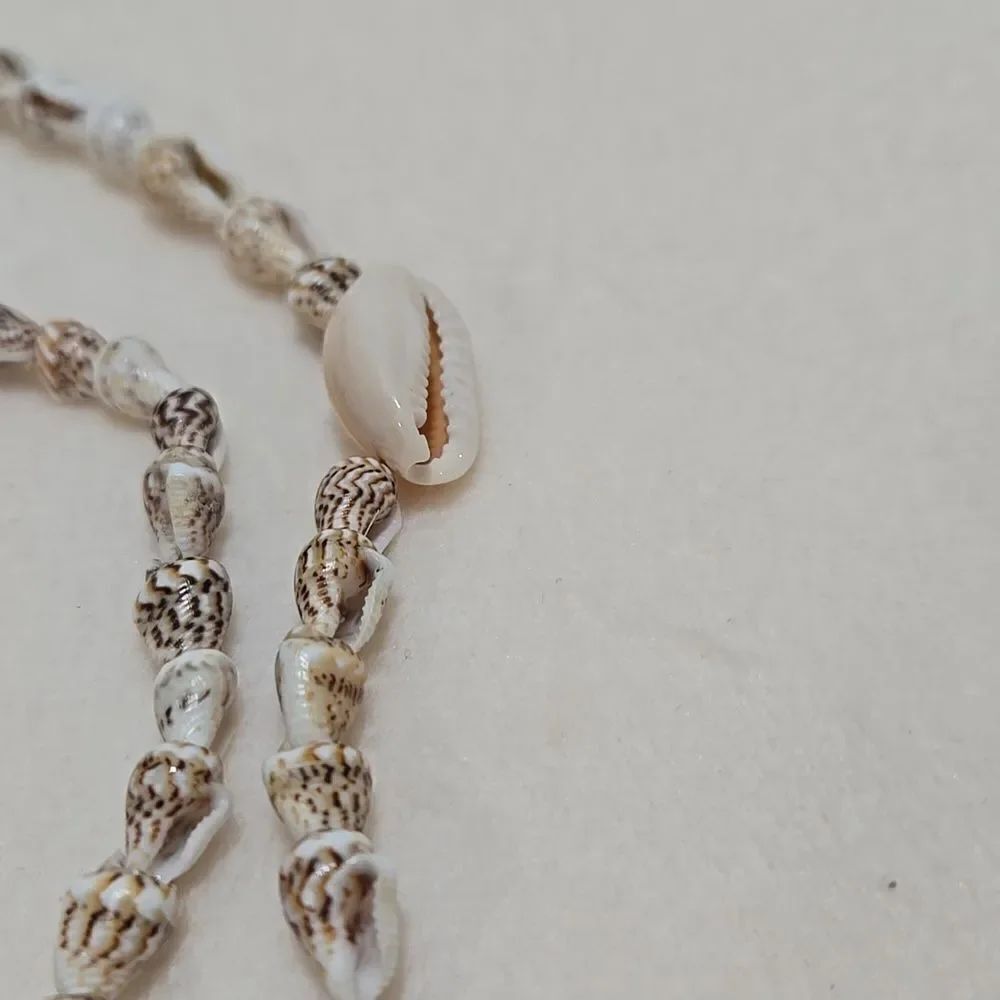Vintage Shell Necklace - Picture 4 of 4